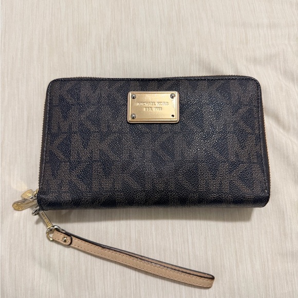 Michael Kors Handbags - Michael Kors Wallet with Wristlet Strap - Jet Set Collection